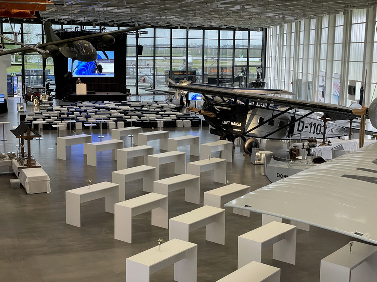 Tagung aufgebaut im Hangar im Dornier Museum Tagungssaal im Dornier Museum